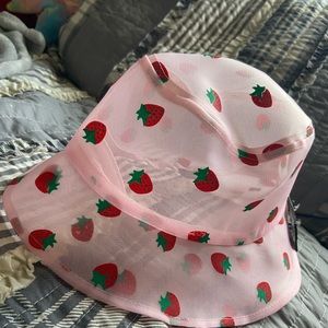 Mesh strawberry bucket hat